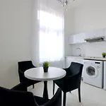 Premium By Hi5 - Astoria Square * 부다페스트